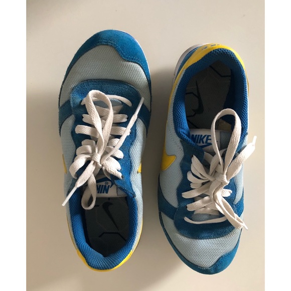 Nike athletic shoes - Picture 3 of 8